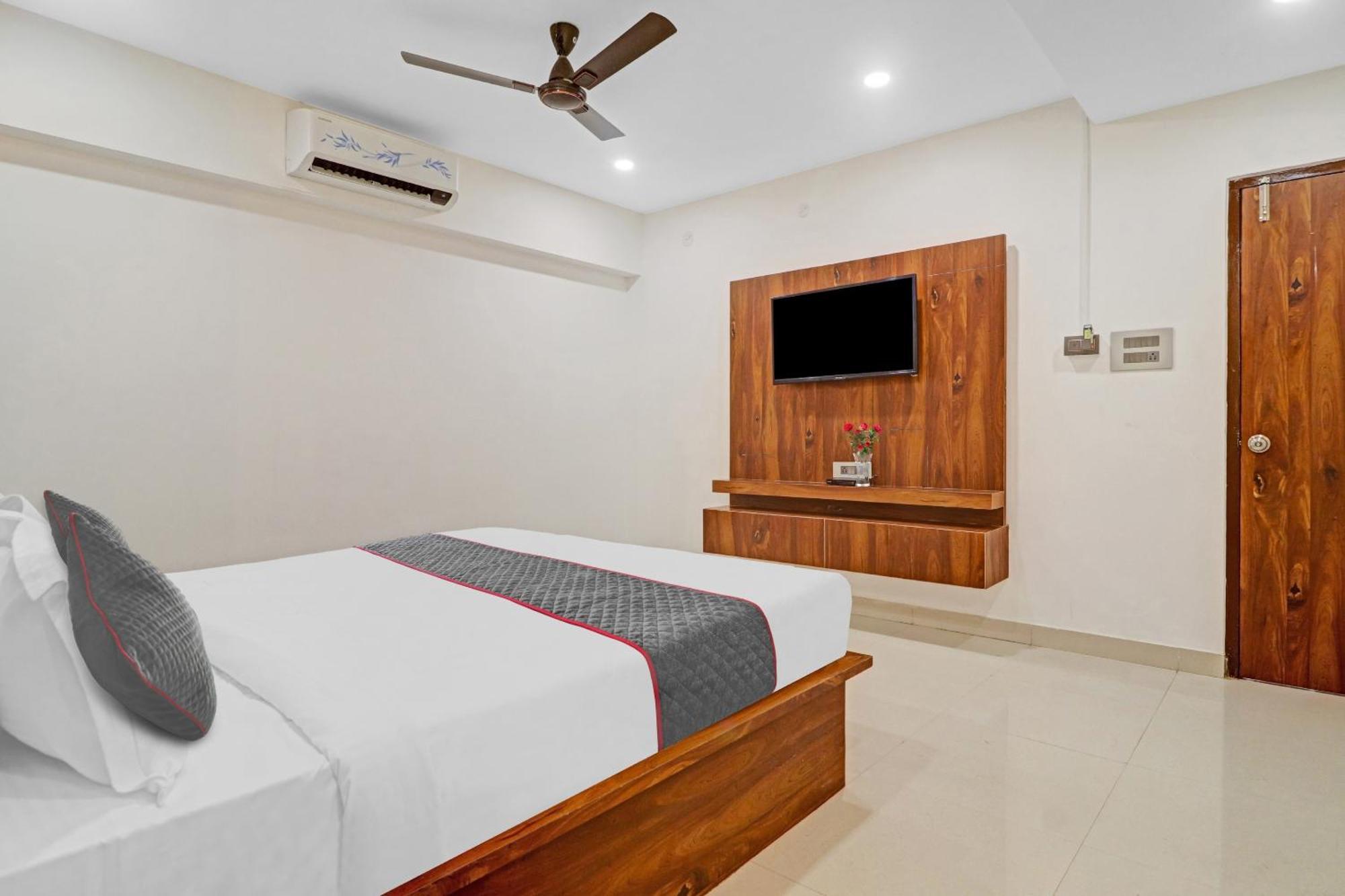 Super Townhouse Rcc Pride Hotel Hyderabad Bagian luar foto
