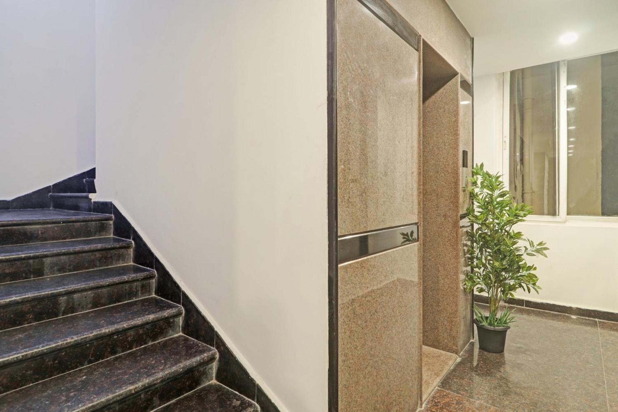 Super Townhouse Rcc Pride Hotel Hyderabad Bagian luar foto